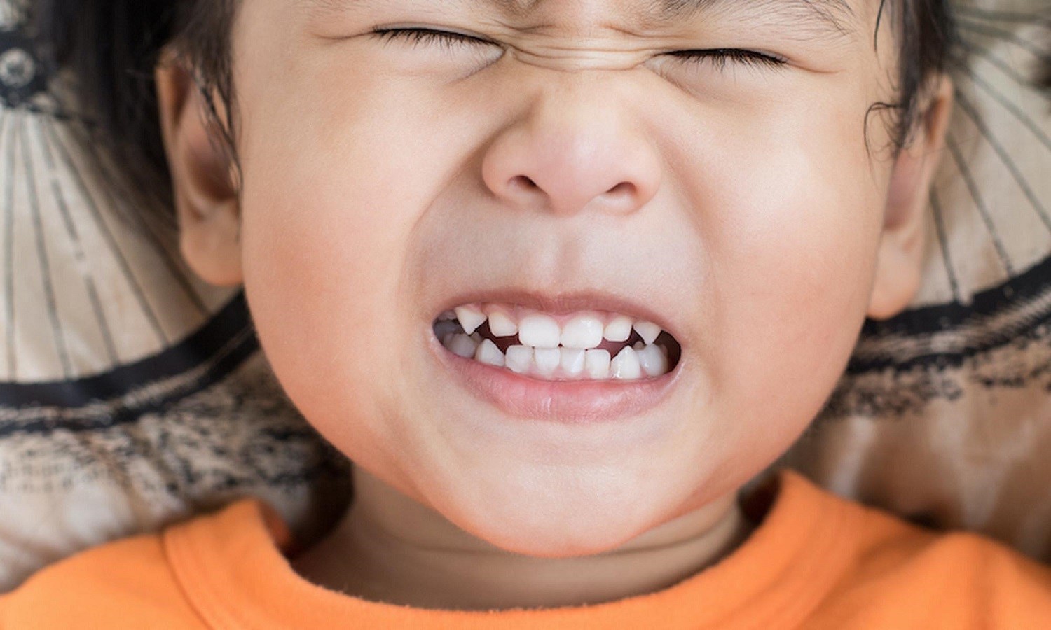Ребёнок скрипит зубами во сне: причины и способы лечения