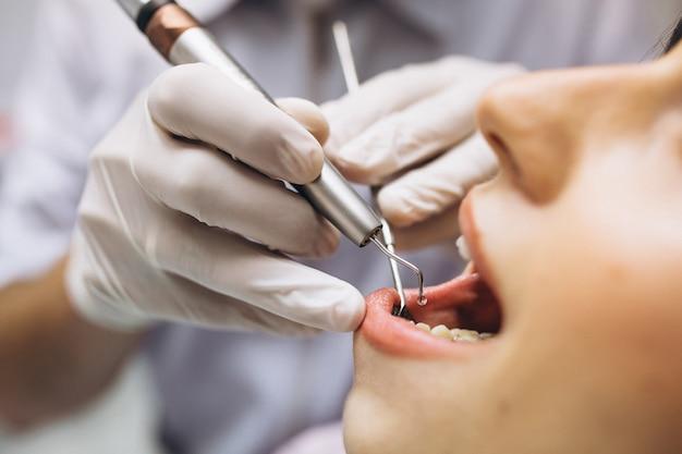Что входит в стоматологию по ОМС и ДМС в 2022 году