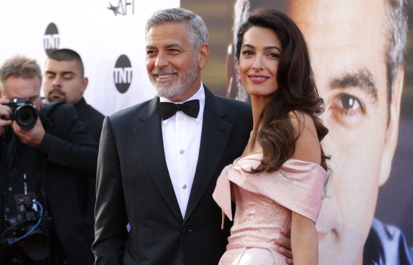 Амаль Клуни - у нее верхние зубы более скучены и немного развернуты вовнутрь