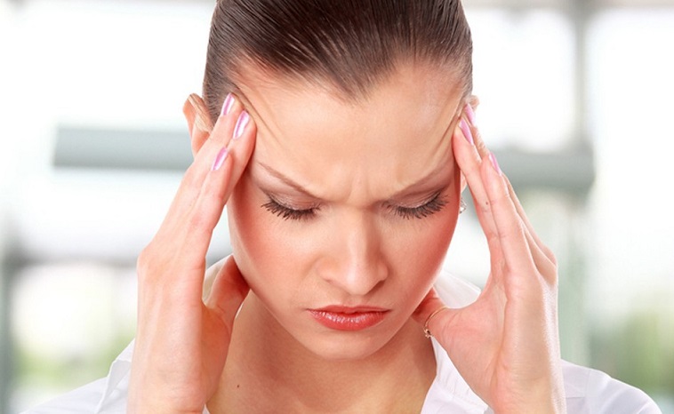 Со временем при неправильном прикусе появляются неприятные ощущения и боли, такие как боль и покалывание в жевательных мышцах, щелкающие боли при движении челюстью, головные боли