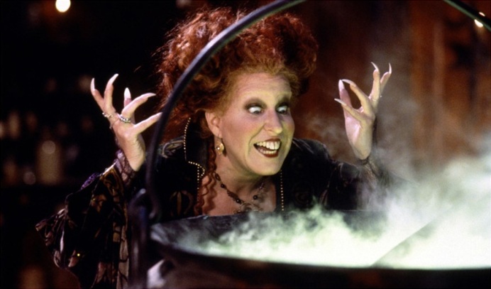 Бетт Мидлер в роли ведьмы весьма красочно играла накладными зубами