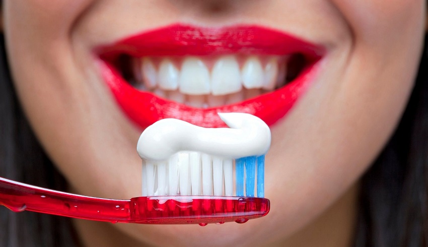 Правильная чистка зубов обеспечит белоснежную улыбку